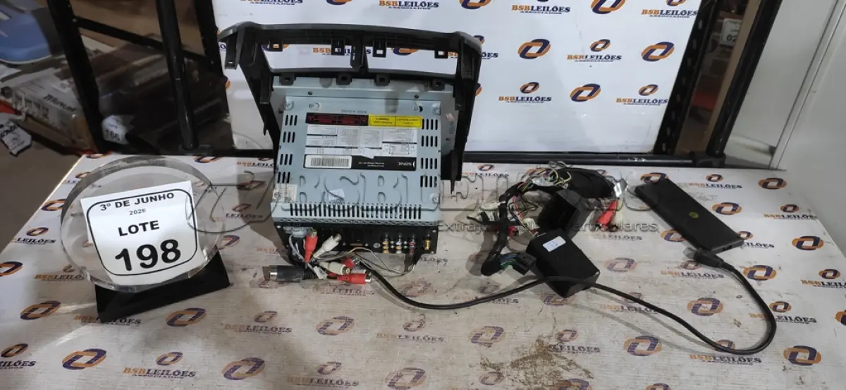 LOTE 198 - 01 APARELHO DE SOM MULTIMIDIA AUTOMOTIVO. (NO ESTADO) ATENÇÃO! FAZER A VISITAÇÃO ANTES DE ARREMATAR, NÃO SABEMOS SE FUNCIONA, LEILÃO NÃO TEM GARANTIA E NEM DEVOLUÇÃO, SUJEITO A POSSÍVEIS AVARIAS VISÍVEIS/OCULTAS E/OU AUSÊNCIA DE COMPONENTES.
