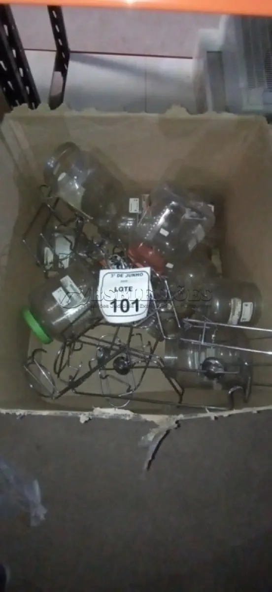 LOTE 101 - 01 LOTE COM DIVERSOS SUPORTES PARA COZINHA E POTES DE PLÁSTICO. (NO ESTADO) ATENÇÃO! FAZER A VISITAÇÃO ANTES DE ARREMATAR, NÃO SABEMOS SE FUNCIONA, LEILÃO NÃO TEM GARANTIA E NEM DEVOLUÇÃO, SUJEITO A POSSÍVEIS AVARIAS VISÍVEIS/OCULTAS E/OU AUSÊNCIA DE COMPONENTES.