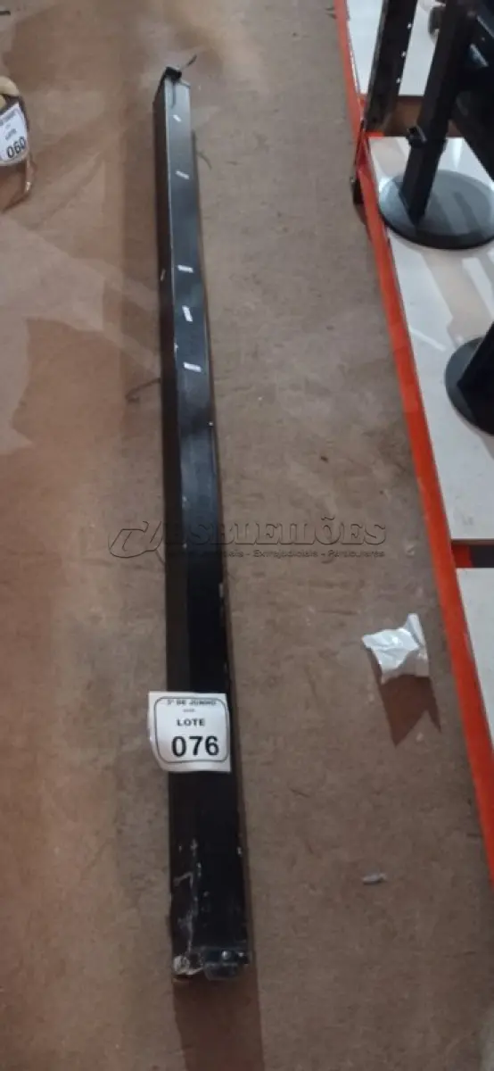 LOTE 076 - 01 TELA DE PROJEÇÃO RETRÁTIL. (NO ESTADO) ATENÇÃO! FAZER A VISITAÇÃO ANTES DE ARREMATAR, NÃO SABEMOS SE FUNCIONA, LEILÃO NÃO TEM GARANTIA E NEM DEVOLUÇÃO, SUJEITO A POSSÍVEIS AVARIAS VISÍVEIS/OCULTAS E/OU AUSÊNCIA DE COMPONENTES.