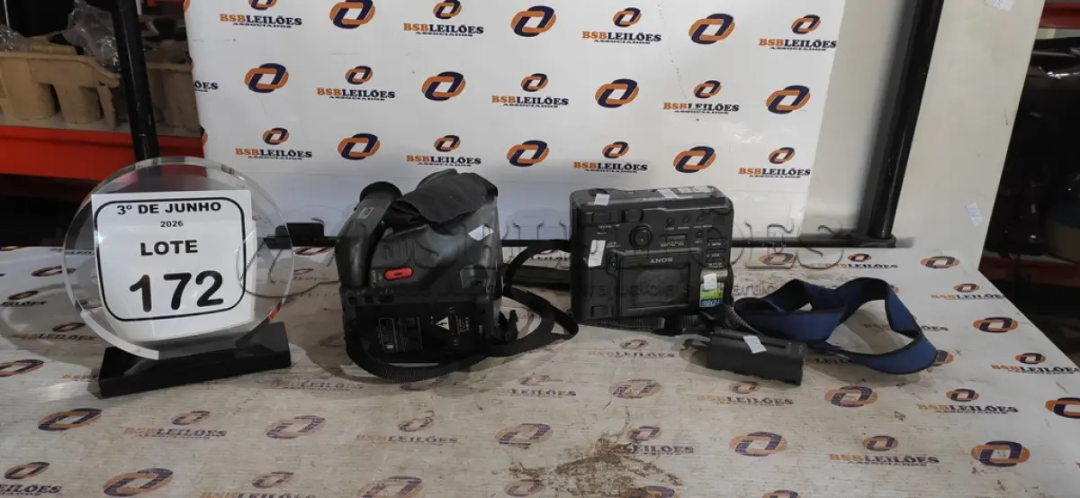 LOTE 172 - 02 FILMADORAS MARCAS SONY E PANASONIC. (NO ESTADO) ATENÇÃO! FAZER A VISITAÇÃO ANTES DE ARREMATAR, NÃO SABEMOS SE FUNCIONA, LEILÃO NÃO TEM GARANTIA E NEM DEVOLUÇÃO, SUJEITO A POSSÍVEIS AVARIAS VISÍVEIS/OCULTAS E/OU AUSÊNCIA DE COMPONENTES.
