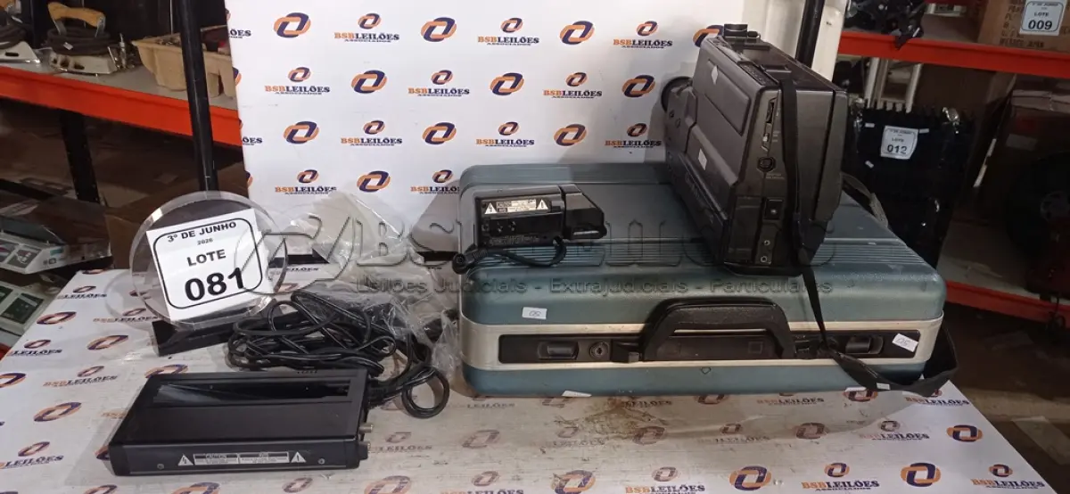LOTE 081 - 01 FILMADORA OMNIMOVIE VHS MODELO PV-320 COM MALETA MARCA PANASONIC. (NO ESTADO) ATENÇÃO! FAZER A VISITAÇÃO ANTES DE ARREMATAR, NÃO SABEMOS SE FUNCIONA, LEILÃO NÃO TEM GARANTIA E NEM DEVOLUÇÃO, SUJEITO A POSSÍVEIS AVARIAS VISÍVEIS/OCULTAS E/OU AUSÊNCIA DE COMPONENTES.