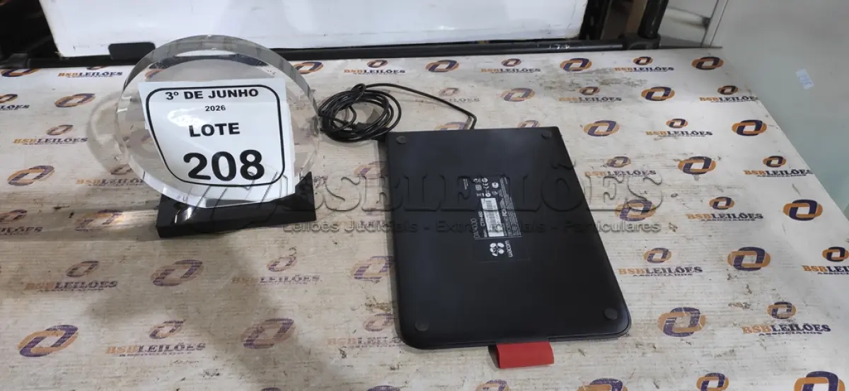 LOTE 208 - 01 MESA DIGITALIZADORA MODELO BAMBOO MARCA WACOM. (NO ESTADO) ATENÇÃO! FAZER A VISITAÇÃO ANTES DE ARREMATAR, NÃO SABEMOS SE FUNCIONA, LEILÃO NÃO TEM GARANTIA E NEM DEVOLUÇÃO, SUJEITO A POSSÍVEIS AVARIAS VISÍVEIS/OCULTAS E/OU AUSÊNCIA DE COMPONENTES.