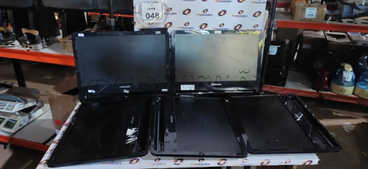 LOTE 048 - 05 MONITORES LCD COLORIDO MARCA POSITIVO. (NO ESTADO) ATENÇÃO! FAZER A VISITAÇÃO ANTES DE ARREMATAR, NÃO SABEMOS SE FUNCIONA, LEILÃO NÃO TEM GARANTIA E NEM DEVOLUÇÃO, SUJEITO A POSSÍVEIS AVARIAS VISÍVEIS/OCULTAS E/OU AUSÊNCIA DE COMPONENTES.