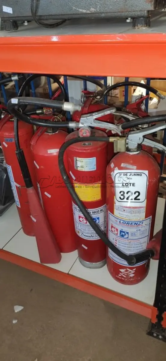 LOTE 322 - 07 EXTINTORES DE TAMANHOS DIVERSOS. (NO ESTADO) ATENÇÃO! FAZER A VISITAÇÃO ANTES DE ARREMATAR, NÃO SABEMOS SE FUNCIONA, LEILÃO NÃO TEM GARANTIA E NEM DEVOLUÇÃO, SUJEITO A POSSÍVEIS AVARIAS VISÍVEIS/OCULTAS E/OU AUSÊNCIA DE COMPONENTES.
