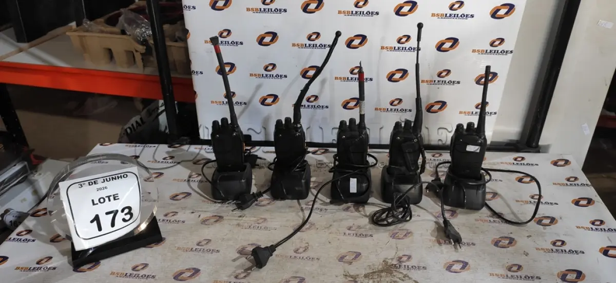 LOTE 173 - 05 RÁDIOS COMUNICADORES COM CARREGADOR MARCA BAOFENG. (NO ESTADO) ATENÇÃO! FAZER A VISITAÇÃO ANTES DE ARREMATAR, NÃO SABEMOS SE FUNCIONA, LEILÃO NÃO TEM GARANTIA E NEM DEVOLUÇÃO, SUJEITO A POSSÍVEIS AVARIAS VISÍVEIS/OCULTAS E/OU AUSÊNCIA DE COMPONENTES.