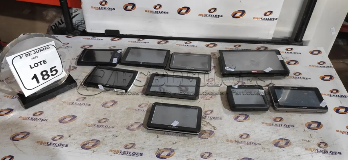 LOTE 185 - 09 APARELHOS DE GPS DE MARCAS E MODELOS DIVERSOS. (NO ESTADO) ATENÇÃO! FAZER A VISITAÇÃO ANTES DE ARREMATAR, NÃO SABEMOS SE FUNCIONA, LEILÃO NÃO TEM GARANTIA E NEM DEVOLUÇÃO, SUJEITO A POSSÍVEIS AVARIAS VISÍVEIS/OCULTAS E/OU AUSÊNCIA DE COMPONENTES.