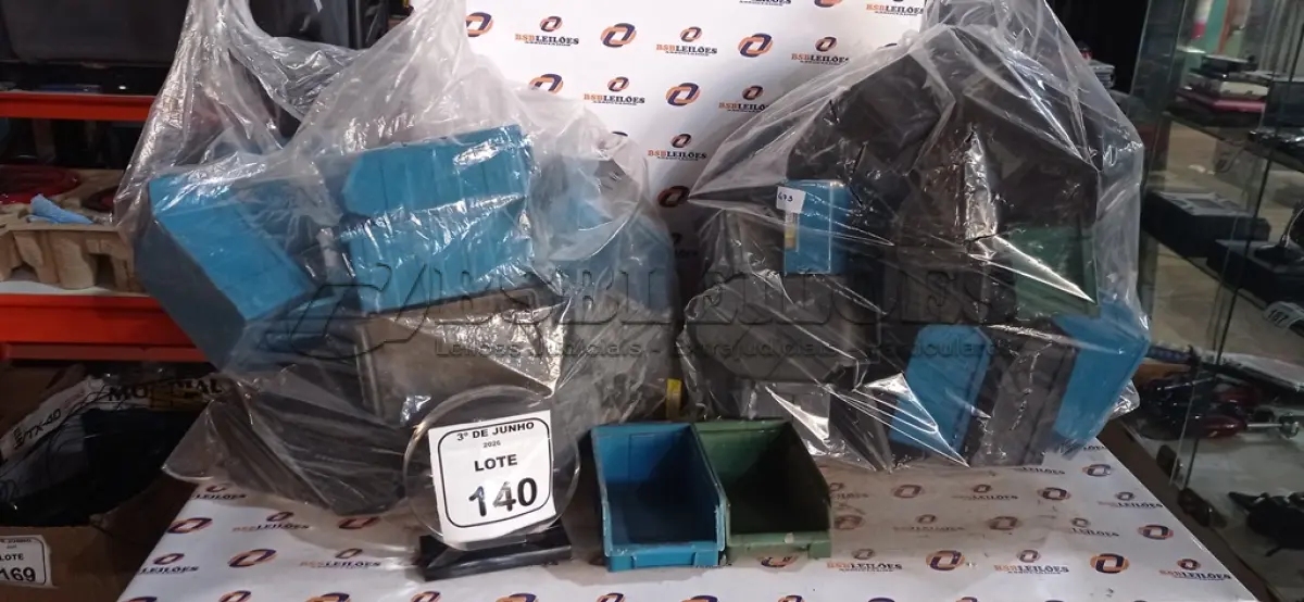 LOTE 140 - 01 LOTE COM GRANDE QUANTIDADE DE CAIXAS DE PLÁSTICO ORGANIZADORAS DE PARAFUSOS. (NO ESTADO) ATENÇÃO! FAZER A VISITAÇÃO ANTES DE ARREMATAR, NÃO SABEMOS SE FUNCIONA, LEILÃO NÃO TEM GARANTIA E NEM DEVOLUÇÃO, SUJEITO A POSSÍVEIS AVARIAS VISÍVEIS/OCULTAS E/OU AUSÊNCIA DE COMPONENTES.