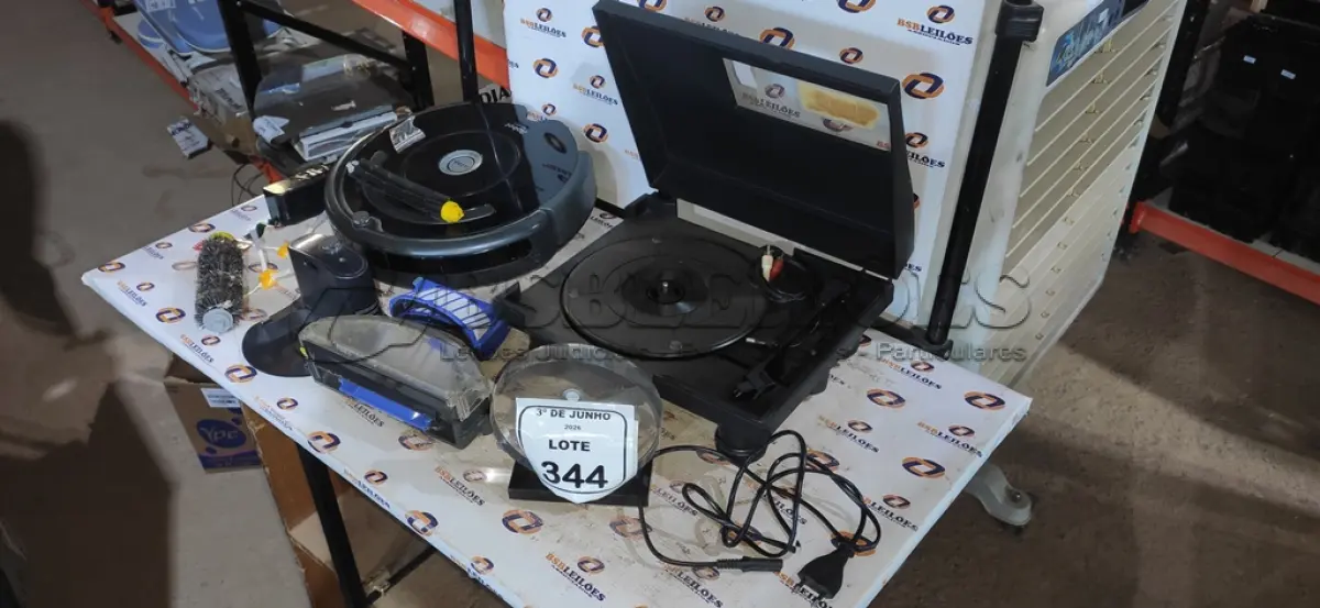LOTE 344 - 01 ASPIRADOR DE ROBÔ E 01 TOCA DISCO. (NO ESTADO) ATENÇÃO! FAZER A VISITAÇÃO ANTES DE ARREMATAR, NÃO SABEMOS SE FUNCIONA, LEILÃO NÃO TEM GARANTIA E NEM DEVOLUÇÃO, SUJEITO A POSSÍVEIS AVARIAS VISÍVEIS/OCULTAS E/OU AUSÊNCIA DE COMPONENTES.