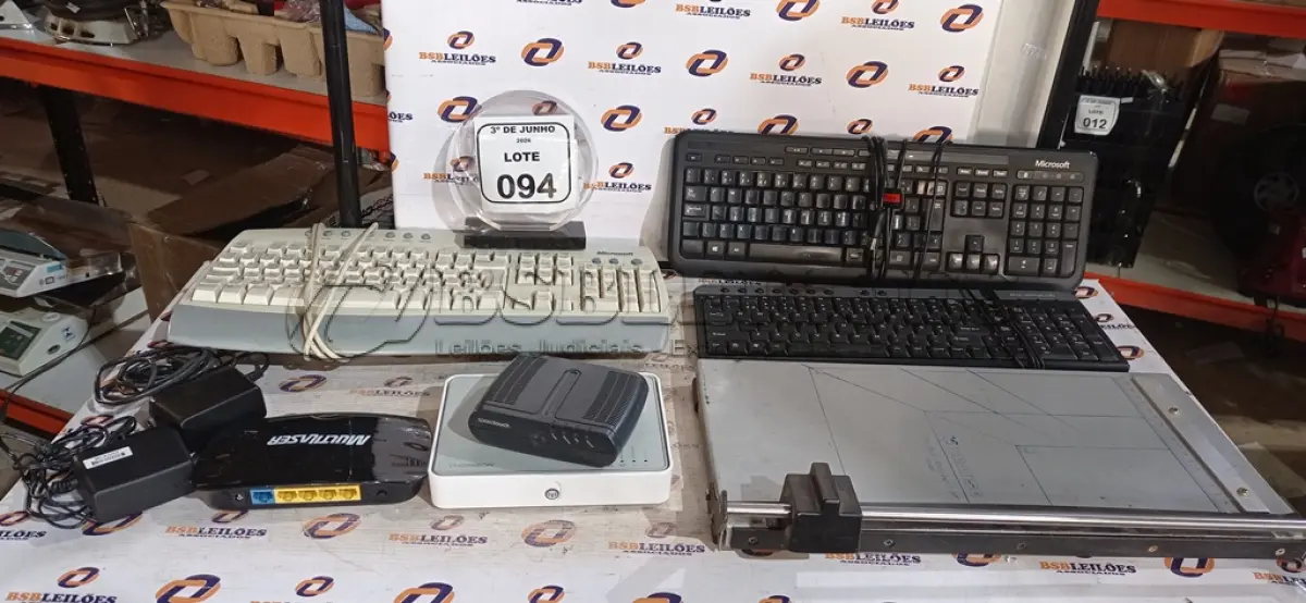 LOTE 094 - 03 ROTEADORES, 03 TECLADOS DE PC E 01 GUILHITINA DE PAPEL. (NO ESTADO) ATENÇÃO! FAZER A VISITAÇÃO ANTES DE ARREMATAR, NÃO SABEMOS SE FUNCIONA, LEILÃO NÃO TEM GARANTIA E NEM DEVOLUÇÃO, SUJEITO A POSSÍVEIS AVARIAS VISÍVEIS/OCULTAS E/OU AUSÊNCIA DE COMPONENTES.