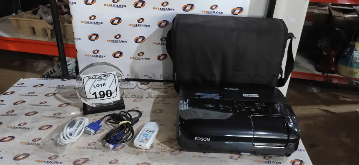 LOTE 190 - 01 PROJETOR COM CABOS E BOLSA MARCA EPSON. (NO ESTADO) ATENÇÃO! FAZER A VISITAÇÃO ANTES DE ARREMATAR, NÃO SABEMOS SE FUNCIONA, LEILÃO NÃO TEM GARANTIA E NEM DEVOLUÇÃO, SUJEITO A POSSÍVEIS AVARIAS VISÍVEIS/OCULTAS E/OU AUSÊNCIA DE COMPONENTES.