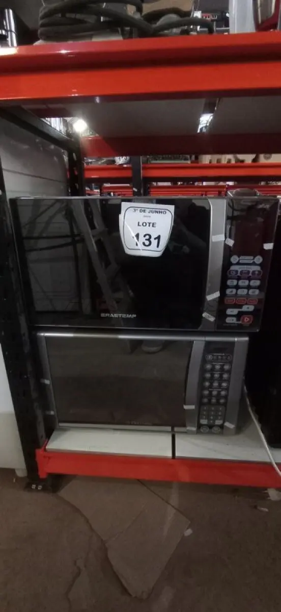 LOTE 131 - 02 MICRO-ONDAS MARCAS ELECTROLUX E BRASTEMP. (NO ESTADO) ATENÇÃO! FAZER A VISITAÇÃO ANTES DE ARREMATAR, NÃO SABEMOS SE FUNCIONA, LEILÃO NÃO TEM GARANTIA E NEM DEVOLUÇÃO, SUJEITO A POSSÍVEIS AVARIAS VISÍVEIS/OCULTAS E/OU AUSÊNCIA DE COMPONENTES.