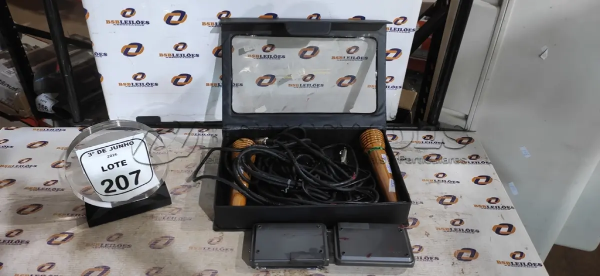 LOTE 207 - 02 MICROFONES COM CABOS MARCA SONY. (NO ESTADO) ATENÇÃO! FAZER A VISITAÇÃO ANTES DE ARREMATAR, NÃO SABEMOS SE FUNCIONA, LEILÃO NÃO TEM GARANTIA E NEM DEVOLUÇÃO, SUJEITO A POSSÍVEIS AVARIAS VISÍVEIS/OCULTAS E/OU AUSÊNCIA DE COMPONENTES.