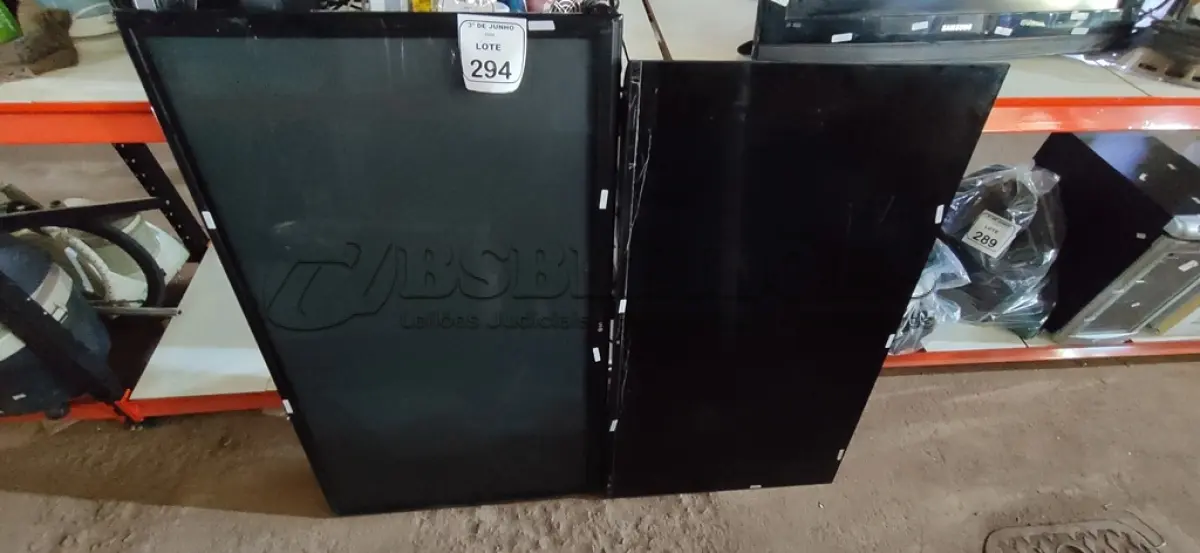 LOTE 294 - 02 TVS PARA RETIRADA DE PEÇAS. (NO ESTADO) ATENÇÃO! FAZER A VISITAÇÃO ANTES DE ARREMATAR, NÃO SABEMOS SE FUNCIONA, LEILÃO NÃO TEM GARANTIA E NEM DEVOLUÇÃO, SUJEITO A POSSÍVEIS AVARIAS VISÍVEIS/OCULTAS E/OU AUSÊNCIA DE COMPONENTES.