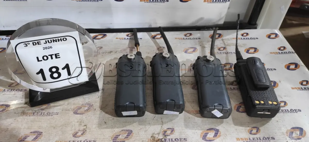 LOTE 181 - 03 RÁDIOS COMUNICADORES MARCA UNIDEN E 01 RÁDIO COMUNICADOR MARCA MOTOROLA. (NO ESTADO) ATENÇÃO! FAZER A VISITAÇÃO ANTES DE ARREMATAR, NÃO SABEMOS SE FUNCIONA, LEILÃO NÃO TEM GARANTIA E NEM DEVOLUÇÃO, SUJEITO A POSSÍVEIS AVARIAS VISÍVEIS/OCULTAS E/OU AUSÊNCIA DE COMPONENTES.