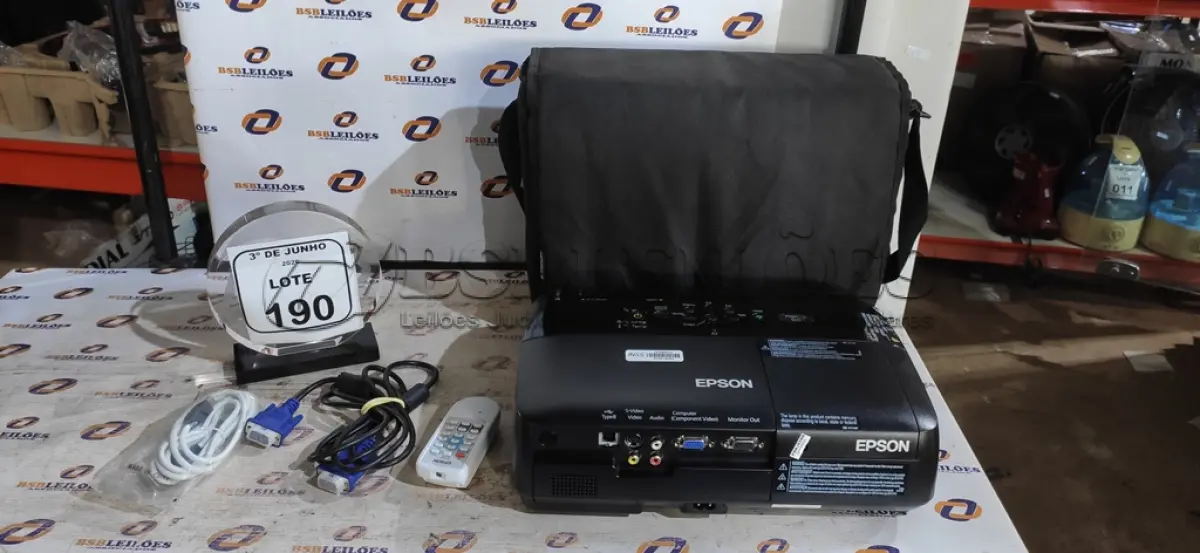 LOTE 190 - 01 PROJETOR COM CABOS E BOLSA MARCA EPSON. (NO ESTADO) ATENÇÃO! FAZER A VISITAÇÃO ANTES DE ARREMATAR, NÃO SABEMOS SE FUNCIONA, LEILÃO NÃO TEM GARANTIA E NEM DEVOLUÇÃO, SUJEITO A POSSÍVEIS AVARIAS VISÍVEIS/OCULTAS E/OU AUSÊNCIA DE COMPONENTES.