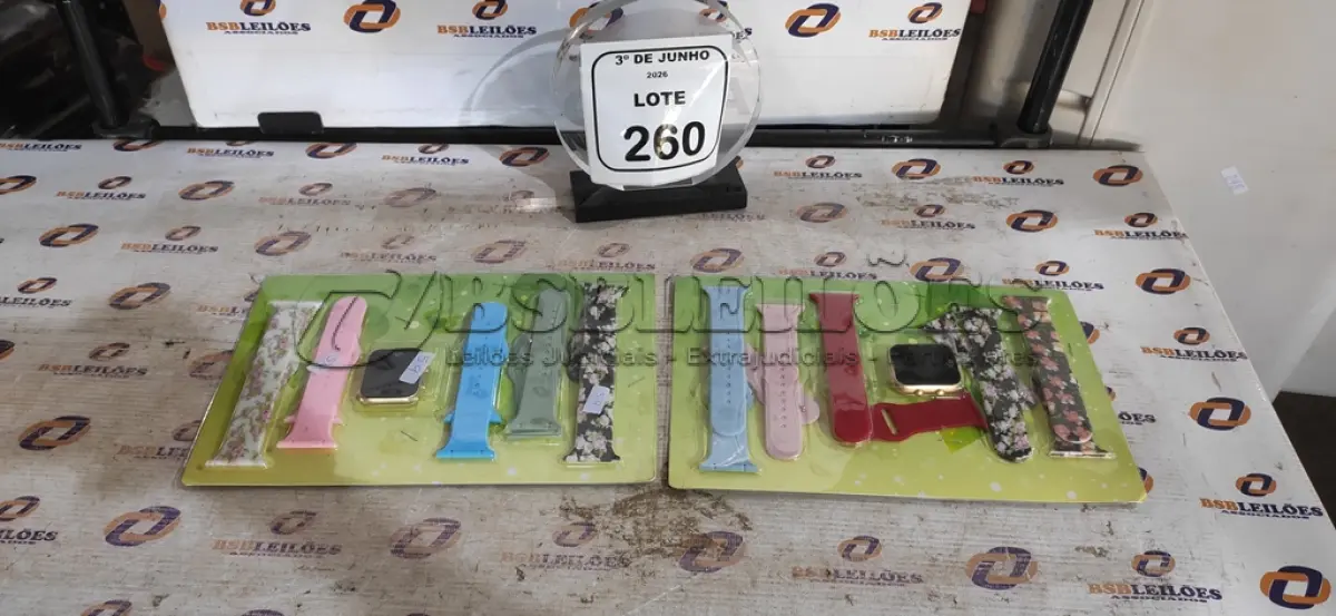 LOTE 260 - 02 RELÓGIOS INTELIGENTES COM 05 PULSEIRAS. (NO ESTADO) ATENÇÃO! FAZER A VISITAÇÃO ANTES DE ARREMATAR, NÃO SABEMOS SE FUNCIONA, LEILÃO NÃO TEM GARANTIA E NEM DEVOLUÇÃO, SUJEITO A POSSÍVEIS AVARIAS VISÍVEIS/OCULTAS E/OU AUSÊNCIA DE COMPONENTES.