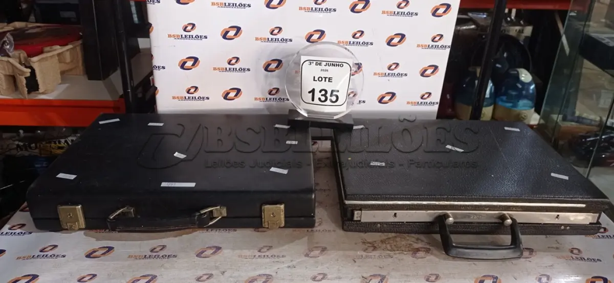 LOTE 135 - 02 MALETAS COM TRANCA. (NO ESTADO) ATENÇÃO! FAZER A VISITAÇÃO ANTES DE ARREMATAR, NÃO SABEMOS SE FUNCIONA, LEILÃO NÃO TEM GARANTIA E NEM DEVOLUÇÃO, SUJEITO A POSSÍVEIS AVARIAS VISÍVEIS/OCULTAS E/OU AUSÊNCIA DE COMPONENTES.