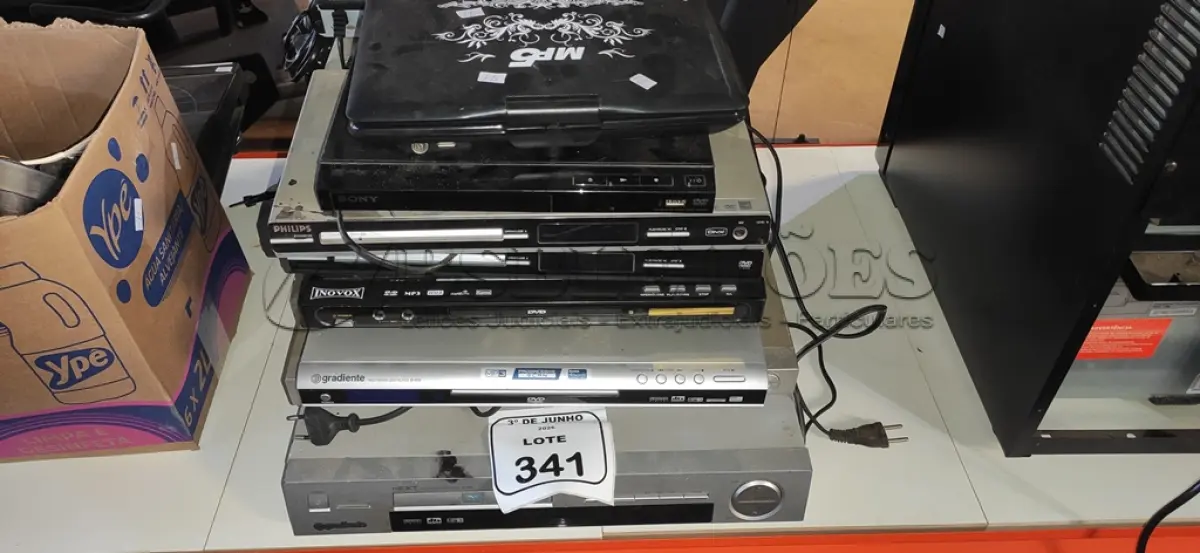 LOTE 341 - 01 LOTE COM GRANDE QUANTIDADE DE APARELHOS DE DVD DE MARCAS E MODELOS DIVERSOS. (NO ESTADO) ATENÇÃO! FAZER A VISITAÇÃO ANTES DE ARREMATAR, NÃO SABEMOS SE FUNCIONA, LEILÃO NÃO TEM GARANTIA E NEM DEVOLUÇÃO, SUJEITO A POSSÍVEIS AVARIAS VISÍVEIS/OCULTAS E/OU AUSÊNCIA DE COMPONENTES.