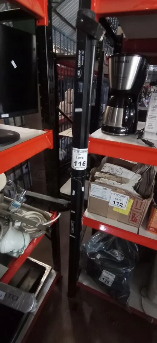 LOTE 116 - 01 TELA DE PROJEÇÃO RETRÁTIL. (NO ESTADO) ATENÇÃO! FAZER A VISITAÇÃO ANTES DE ARREMATAR, NÃO SABEMOS SE FUNCIONA, LEILÃO NÃO TEM GARANTIA E NEM DEVOLUÇÃO, SUJEITO A POSSÍVEIS AVARIAS VISÍVEIS/OCULTAS E/OU AUSÊNCIA DE COMPONENTES.