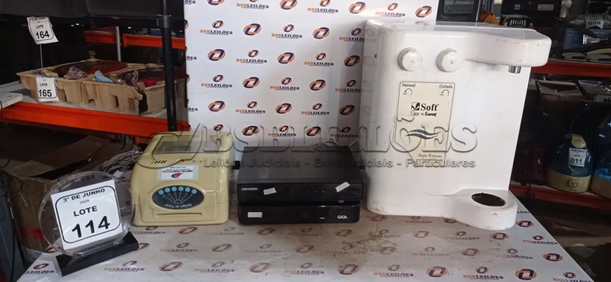 LOTE 114 - 01 RELÓGIO DE PONTO, 02 APARELHOS DVR E 01 PURIFICADOR DE ÁGUA. (NO ESTADO) ATENÇÃO! FAZER A VISITAÇÃO ANTES DE ARREMATAR, NÃO SABEMOS SE FUNCIONA, LEILÃO NÃO TEM GARANTIA E NEM DEVOLUÇÃO, SUJEITO A POSSÍVEIS AVARIAS VISÍVEIS/OCULTAS E/OU AUSÊNCIA DE COMPONENTES.