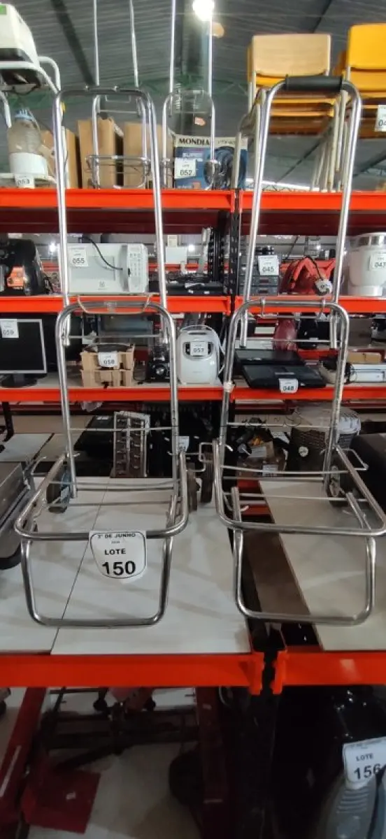 LOTE 150 - 02 CARRINHOS DE FEIRA. (NO ESTADO) ATENÇÃO! FAZER A VISITAÇÃO ANTES DE ARREMATAR, NÃO SABEMOS SE FUNCIONA, LEILÃO NÃO TEM GARANTIA E NEM DEVOLUÇÃO, SUJEITO A POSSÍVEIS AVARIAS VISÍVEIS/OCULTAS E/OU AUSÊNCIA DE COMPONENTES.