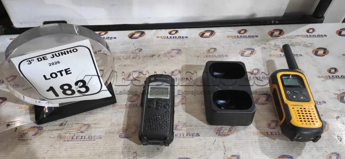 LOTE 183 - 02 RÁDIOS COMUNICADORES MARCAS INTELBRAS E MOTOROLA. (NO ESTADO) ATENÇÃO! FAZER A VISITAÇÃO ANTES DE ARREMATAR, NÃO SABEMOS SE FUNCIONA, LEILÃO NÃO TEM GARANTIA E NEM DEVOLUÇÃO, SUJEITO A POSSÍVEIS AVARIAS VISÍVEIS/OCULTAS E/OU AUSÊNCIA DE COMPONENTES.