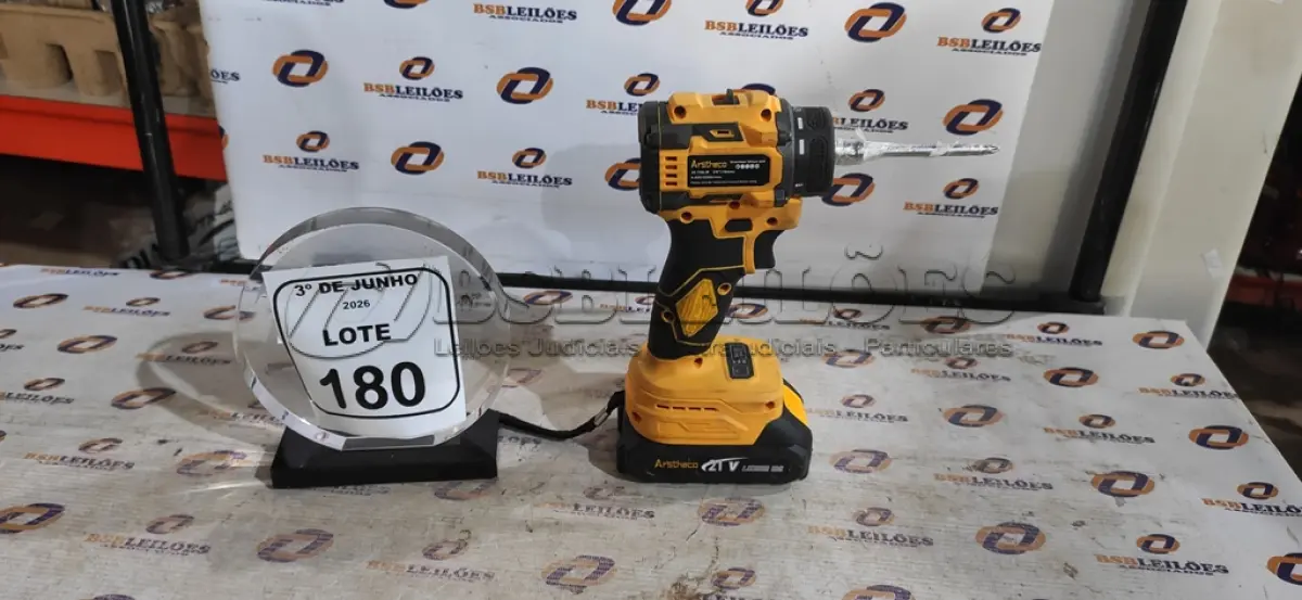 LOTE 180 - 01 FURADEIRA A BATERIA 21V MARCA ARSTHECO. (NO ESTADO) ATENÇÃO! FAZER A VISITAÇÃO ANTES DE ARREMATAR, NÃO SABEMOS SE FUNCIONA, LEILÃO NÃO TEM GARANTIA E NEM DEVOLUÇÃO, SUJEITO A POSSÍVEIS AVARIAS VISÍVEIS/OCULTAS E/OU AUSÊNCIA DE COMPONENTES.