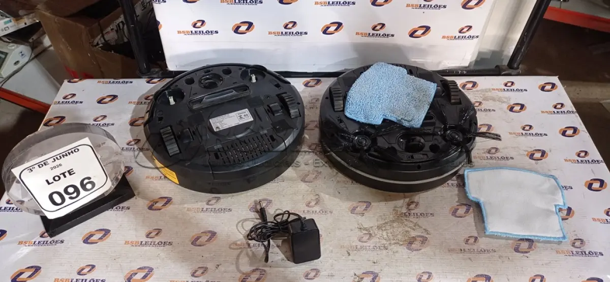 LOTE 096 - 02 ASPIRADORES DE PÓ ROBÔ. (NO ESTADO) ATENÇÃO! FAZER A VISITAÇÃO ANTES DE ARREMATAR, NÃO SABEMOS SE FUNCIONA, LEILÃO NÃO TEM GARANTIA E NEM DEVOLUÇÃO, SUJEITO A POSSÍVEIS AVARIAS VISÍVEIS/OCULTAS E/OU AUSÊNCIA DE COMPONENTES.