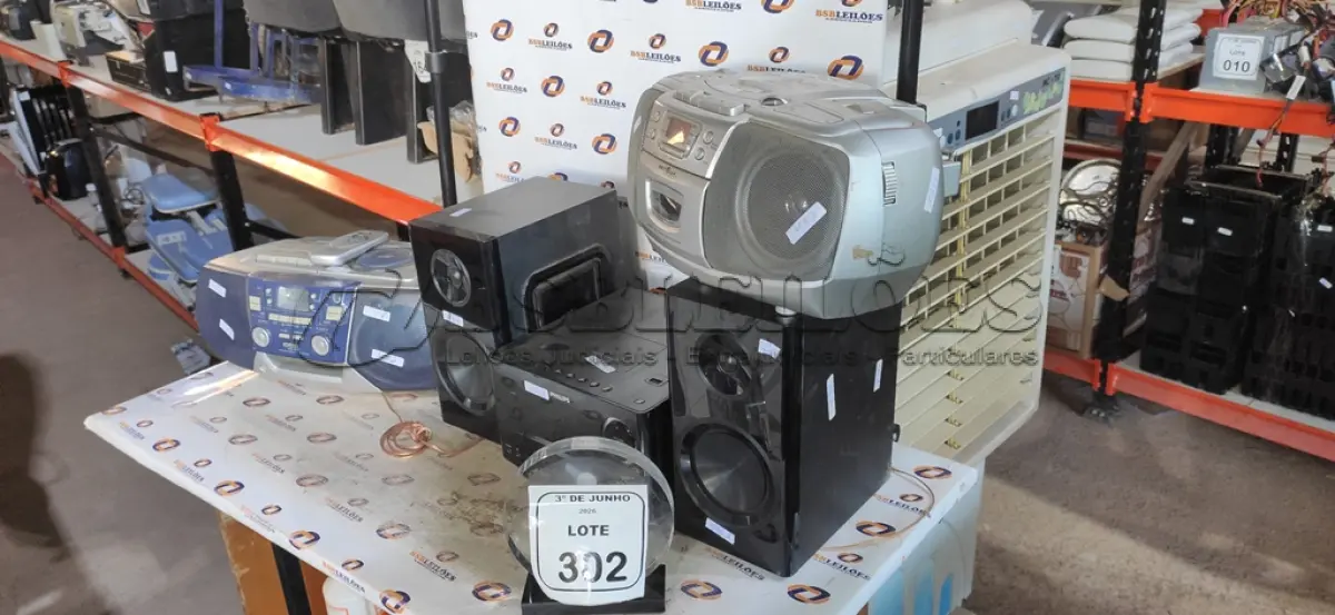LOTE 302 - 01 MICRO SYSTEM 220V MARCA PHILIPS E 02 APARELHOS DE SOM PORTÁTIL. (NO ESTADO) ATENÇÃO! FAZER A VISITAÇÃO ANTES DE ARREMATAR, NÃO SABEMOS SE FUNCIONA, LEILÃO NÃO TEM GARANTIA E NEM DEVOLUÇÃO, SUJEITO A POSSÍVEIS AVARIAS VISÍVEIS/OCULTAS E/OU AUSÊNCIA DE COMPONENTES.
