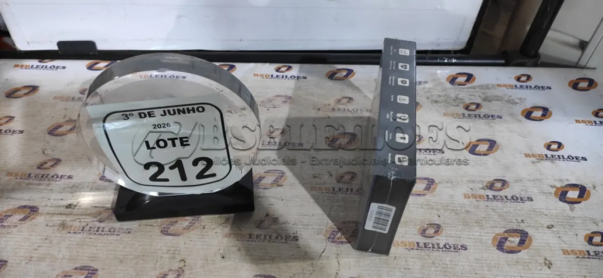 LOTE 212 - 01 SMART WATCH MODELO BE8 ULTRA MINI MARCA BENEDO. (NO ESTADO) ATENÇÃO! FAZER A VISITAÇÃO ANTES DE ARREMATAR, NÃO SABEMOS SE FUNCIONA, LEILÃO NÃO TEM GARANTIA E NEM DEVOLUÇÃO, SUJEITO A POSSÍVEIS AVARIAS VISÍVEIS/OCULTAS E/OU AUSÊNCIA DE COMPONENTES.