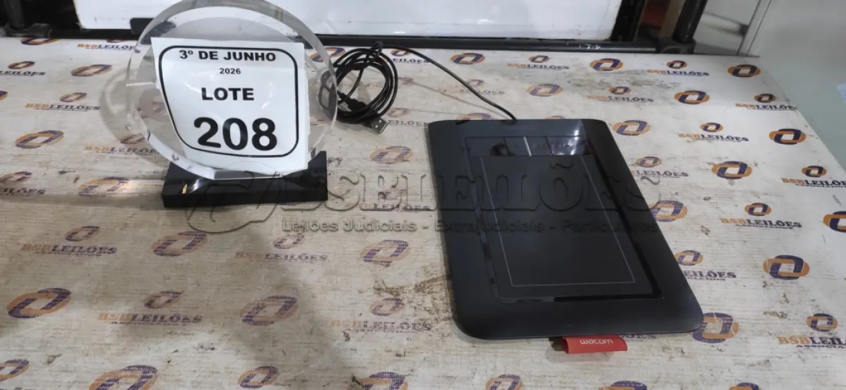 LOTE 208 - 01 MESA DIGITALIZADORA MODELO BAMBOO MARCA WACOM. (NO ESTADO) ATENÇÃO! FAZER A VISITAÇÃO ANTES DE ARREMATAR, NÃO SABEMOS SE FUNCIONA, LEILÃO NÃO TEM GARANTIA E NEM DEVOLUÇÃO, SUJEITO A POSSÍVEIS AVARIAS VISÍVEIS/OCULTAS E/OU AUSÊNCIA DE COMPONENTES.