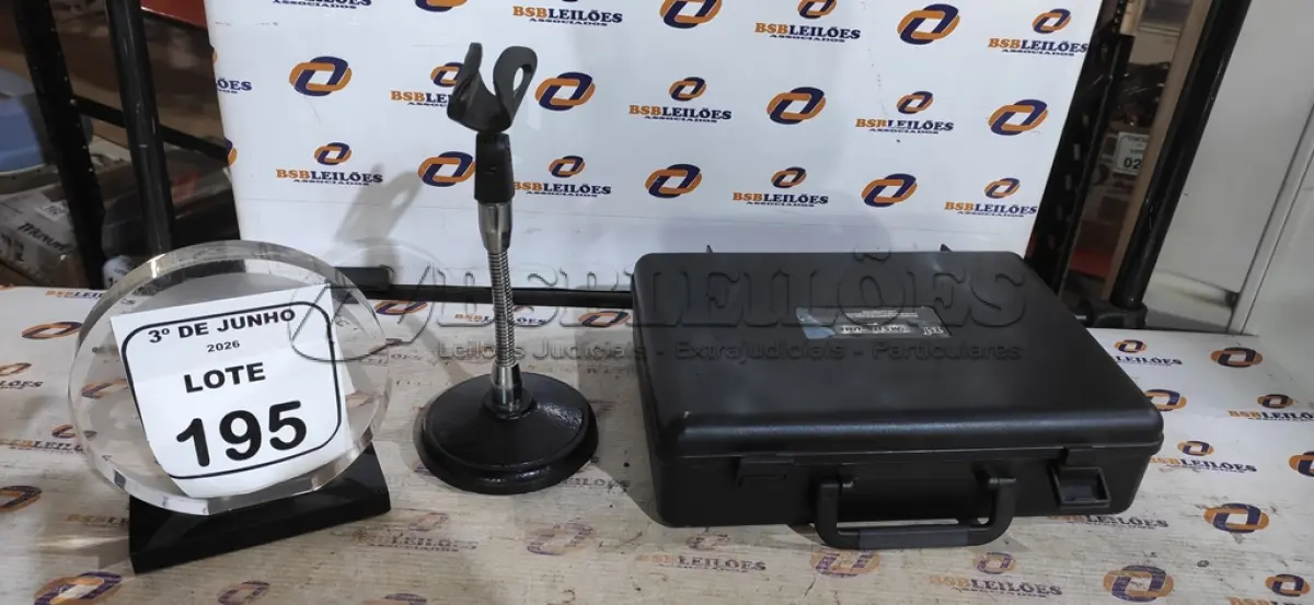 LOTE 195 - 01 KIT DE MICROFONE COM RECEPTOR, MICROFONE E SUPORTE MODELO M5115-UHF MARCA TSI. (NO ESTADO) ATENÇÃO! FAZER A VISITAÇÃO ANTES DE ARREMATAR, NÃO SABEMOS SE FUNCIONA, LEILÃO NÃO TEM GARANTIA E NEM DEVOLUÇÃO, SUJEITO A POSSÍVEIS AVARIAS VISÍVEIS/OCULTAS E/OU AUSÊNCIA DE COMPONENTES.