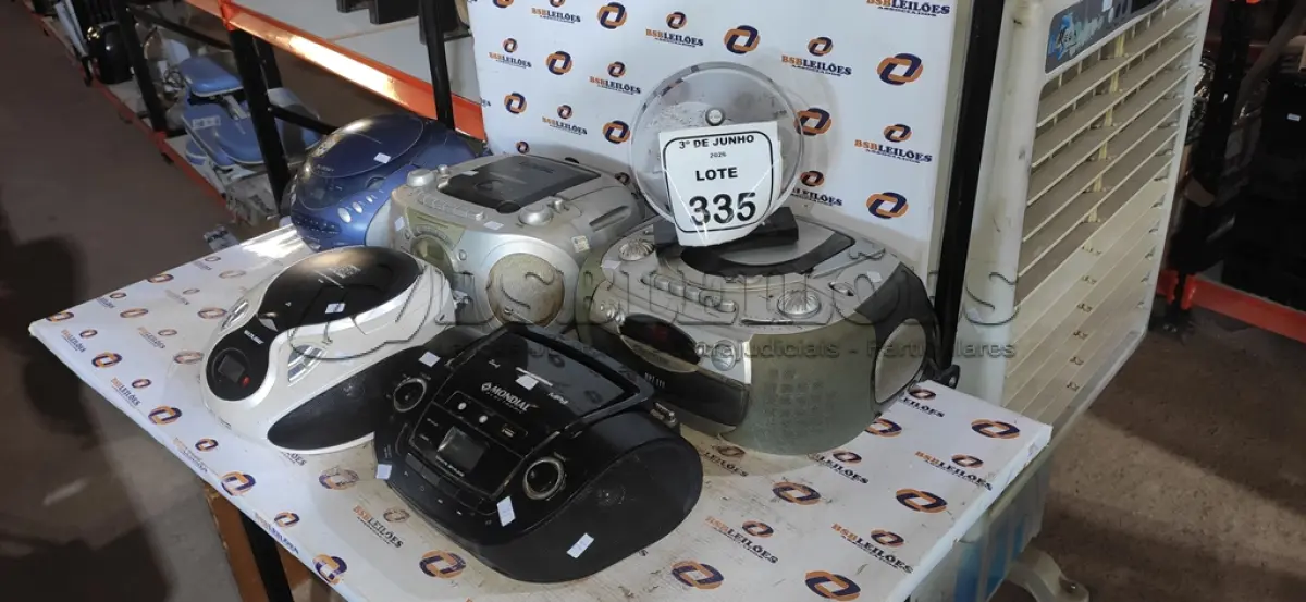 LOTE 335 - 05 APARELHOS DE SOM PORTÁTEIS DE MARCAS E MODELOS DIVERSOS. (NO ESTADO) ATENÇÃO! FAZER A VISITAÇÃO ANTES DE ARREMATAR, NÃO SABEMOS SE FUNCIONA, LEILÃO NÃO TEM GARANTIA E NEM DEVOLUÇÃO, SUJEITO A POSSÍVEIS AVARIAS VISÍVEIS/OCULTAS E/OU AUSÊNCIA DE COMPONENTES.