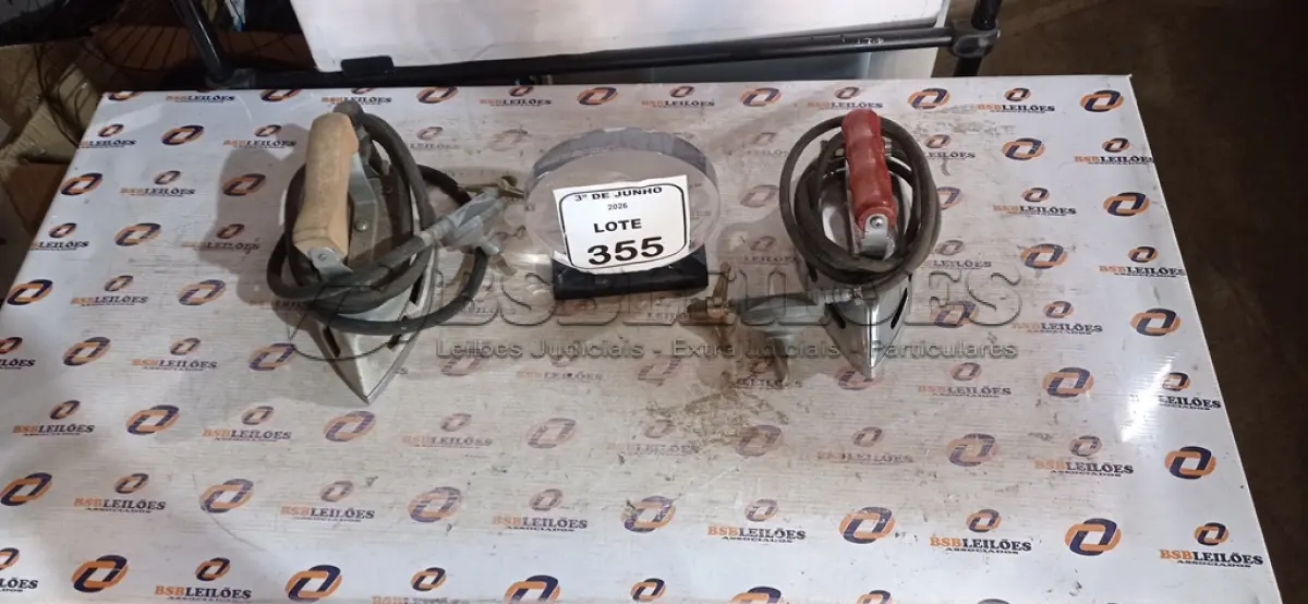LOTE 355 - 02 FERROS DE PASSAR A GÁS MARCA CHAMA FORTE. (NO ESTADO) ATENÇÃO! FAZER A VISITAÇÃO ANTES DE ARREMATAR, NÃO SABEMOS SE FUNCIONA, LEILÃO NÃO TEM GARANTIA E NEM DEVOLUÇÃO, SUJEITO A POSSÍVEIS AVARIAS VISÍVEIS/OCULTAS E/OU AUSÊNCIA DE COMPONENTES.