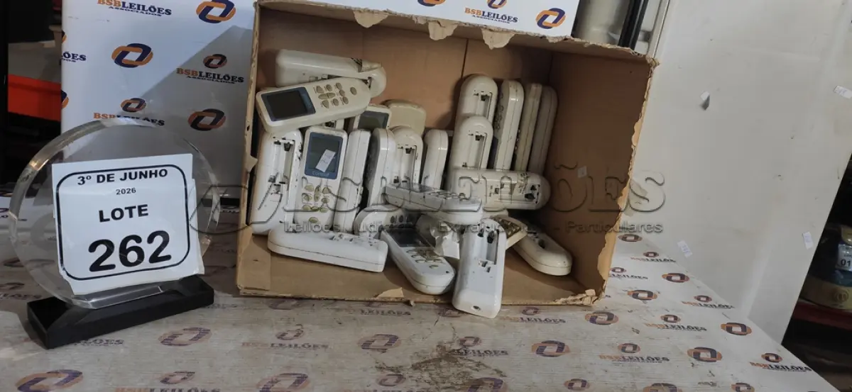 LOTE 262 - 01 LOTE COM GRANDE QUANTIDADE DE CONTROLES DE AR-CONDICIONADO, CALCULADORAS, TELEFONES FIXOS, APARELHOS AURICULARES E ELETRÔNICOS DIVERSOS. (NO ESTADO) ATENÇÃO! FAZER A VISITAÇÃO ANTES DE ARREMATAR, NÃO SABEMOS SE FUNCIONA, LEILÃO NÃO TEM GARANTIA E NEM DEVOLUÇÃO, SUJEITO A POSSÍVEIS AVARIAS VISÍVEIS/OCULTAS E/OU AUSÊNCIA DE COMPONENTES.