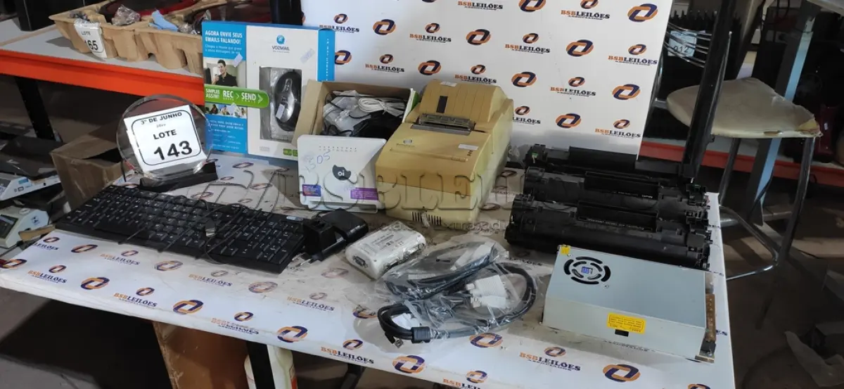 LOTE 143 - 01 IMPRESSORA DE CUPOM, 01 TECLADO PARA PC, 01 MOUSE COM GRAVADOR DE VOZ, 01 FONTE DE ALIMENTAÇÃO, 01 TELEFONE SEM FIO, 01 ROTEADOR, 01 PORTA USB KVM SWITCH E 03 TONNERS DE IMPRESSORA. (NO ESTADO) ATENÇÃO! FAZER A VISITAÇÃO ANTES DE ARREMATAR, NÃO SABEMOS SE FUNCIONA, LEILÃO NÃO TEM GARANTIA E NEM DEVOLUÇÃO, SUJEITO A POSSÍVEIS AVARIAS VISÍVEIS/OCULTAS E/OU AUSÊNCIA DE COMPONENTES.