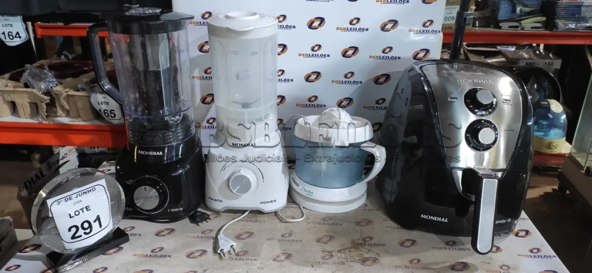 LOTE 291 - 01 AIR FRYER DE 4L, 01 ESPREMEDOR DE FRUTAS E 02 LIQUIDIFICADORES. (NO ESTADO) ATENÇÃO! FAZER A VISITAÇÃO ANTES DE ARREMATAR, NÃO SABEMOS SE FUNCIONA, LEILÃO NÃO TEM GARANTIA E NEM DEVOLUÇÃO, SUJEITO A POSSÍVEIS AVARIAS VISÍVEIS/OCULTAS E/OU AUSÊNCIA DE COMPONENTES.