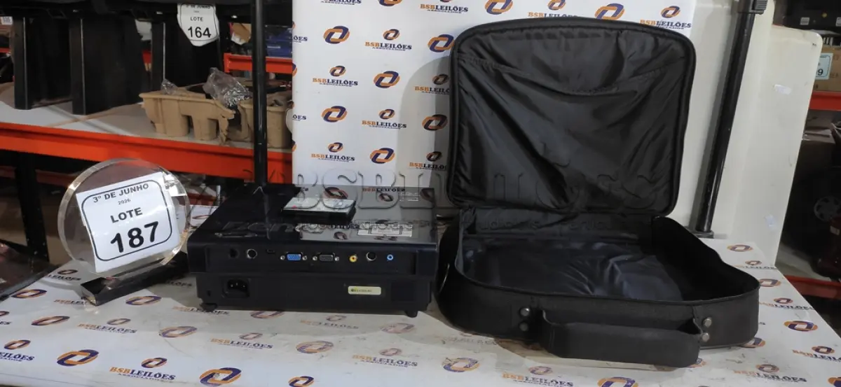 LOTE 187 - 01 PROJETOR COM CABOS E BOLSA MARCA BENQ. (NO ESTADO) ATENÇÃO! FAZER A VISITAÇÃO ANTES DE ARREMATAR, NÃO SABEMOS SE FUNCIONA, LEILÃO NÃO TEM GARANTIA E NEM DEVOLUÇÃO, SUJEITO A POSSÍVEIS AVARIAS VISÍVEIS/OCULTAS E/OU AUSÊNCIA DE COMPONENTES.