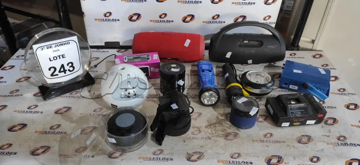 LOTE 243 - 01 LOTE COM VÁRIAS CAIXINHAS DE SOM E ELETRÔNICOS DIVERSOS. (NO ESTADO) ATENÇÃO! FAZER A VISITAÇÃO ANTES DE ARREMATAR, NÃO SABEMOS SE FUNCIONA, LEILÃO NÃO TEM GARANTIA E NEM DEVOLUÇÃO, SUJEITO A POSSÍVEIS AVARIAS VISÍVEIS/OCULTAS E/OU AUSÊNCIA DE COMPONENTES.