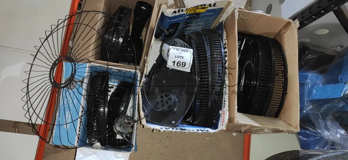LOTE 169 - 04 VENTILADORES DESMONTADOS MODELOS DIVERSOS MARCA MONDIAL. (NO ESTADO) ATENÇÃO! FAZER A VISITAÇÃO ANTES DE ARREMATAR, NÃO SABEMOS SE FUNCIONA, LEILÃO NÃO TEM GARANTIA E NEM DEVOLUÇÃO, SUJEITO A POSSÍVEIS AVARIAS VISÍVEIS/OCULTAS E/OU AUSÊNCIA DE COMPONENTES.