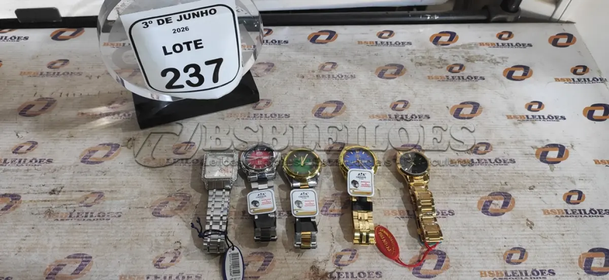 LOTE 237 - 05 RELÓGIOS DE PULSO. (NO ESTADO) ATENÇÃO! FAZER A VISITAÇÃO ANTES DE ARREMATAR, NÃO SABEMOS SE FUNCIONA, LEILÃO NÃO TEM GARANTIA E NEM DEVOLUÇÃO, SUJEITO A POSSÍVEIS AVARIAS VISÍVEIS/OCULTAS E/OU AUSÊNCIA DE COMPONENTES.