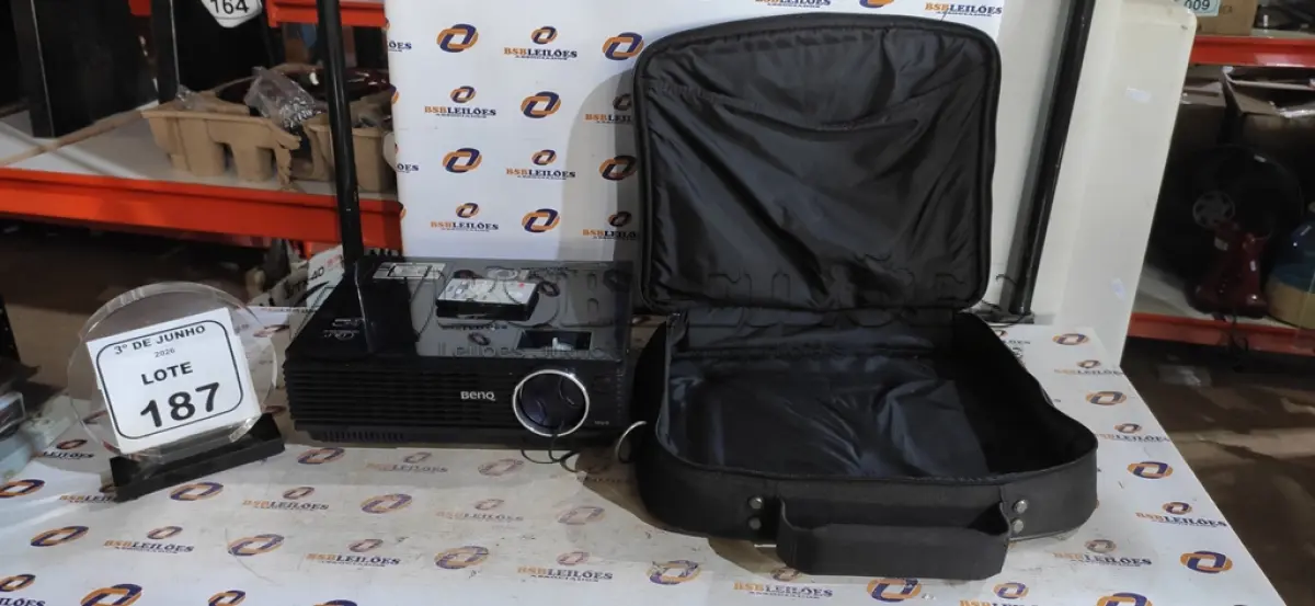 LOTE 187 - 01 PROJETOR COM CABOS E BOLSA MARCA BENQ. (NO ESTADO) ATENÇÃO! FAZER A VISITAÇÃO ANTES DE ARREMATAR, NÃO SABEMOS SE FUNCIONA, LEILÃO NÃO TEM GARANTIA E NEM DEVOLUÇÃO, SUJEITO A POSSÍVEIS AVARIAS VISÍVEIS/OCULTAS E/OU AUSÊNCIA DE COMPONENTES.