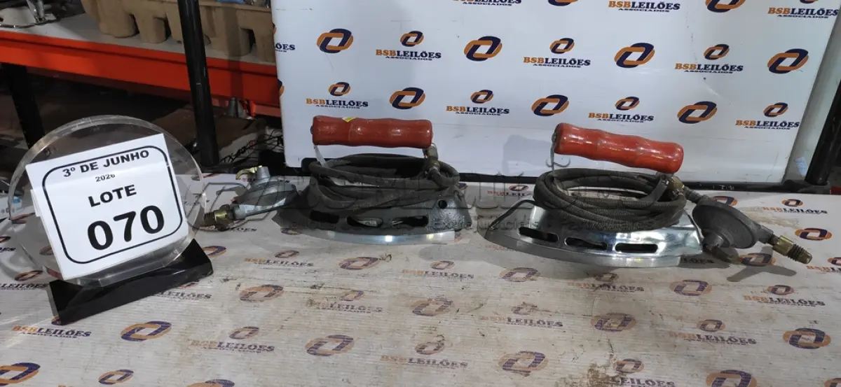 LOTE 070 - 02 FERROS DE PASSAR A GÁS MARCA CHAMA FORTE. (NO ESTADO) ATENÇÃO! FAZER A VISITAÇÃO ANTES DE ARREMATAR, NÃO SABEMOS SE FUNCIONA, LEILÃO NÃO TEM GARANTIA E NEM DEVOLUÇÃO, SUJEITO A POSSÍVEIS AVARIAS VISÍVEIS/OCULTAS E/OU AUSÊNCIA DE COMPONENTES.