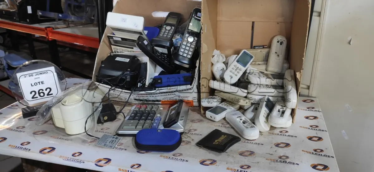 LOTE 262 - 01 LOTE COM GRANDE QUANTIDADE DE CONTROLES DE AR-CONDICIONADO, CALCULADORAS, TELEFONES FIXOS, APARELHOS AURICULARES E ELETRÔNICOS DIVERSOS. (NO ESTADO) ATENÇÃO! FAZER A VISITAÇÃO ANTES DE ARREMATAR, NÃO SABEMOS SE FUNCIONA, LEILÃO NÃO TEM GARANTIA E NEM DEVOLUÇÃO, SUJEITO A POSSÍVEIS AVARIAS VISÍVEIS/OCULTAS E/OU AUSÊNCIA DE COMPONENTES.
