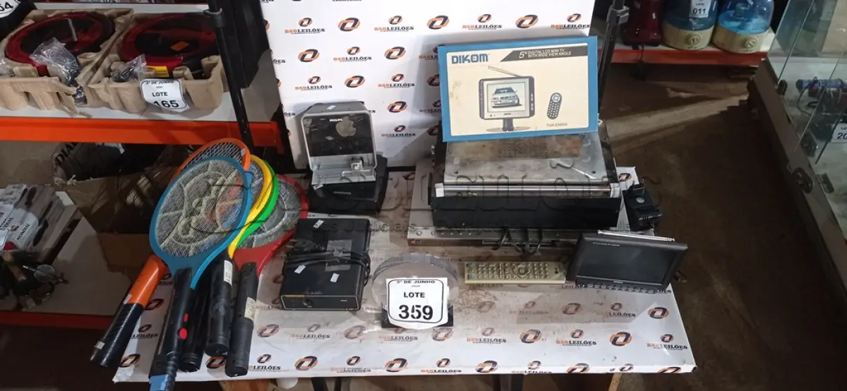 LOTE 359 - 06 RAQUETES ELÉTRICAS, 01 APARELHO DE DVD, 02 MINIS TV LCD, 01 DOCKSTATION PARA IPOD, 01 MINI AMPLIFICADOR MARCA TECNOVIDEO, 01 RÁDIO RELÓGIO E 01 SEPARADOR DE TELAS MARCA HAIRUI. (NO ESTADO) ATENÇÃO! FAZER A VISITAÇÃO ANTES DE ARREMATAR, NÃO SABEMOS SE FUNCIONA, LEILÃO NÃO TEM GARANTIA E NEM DEVOLUÇÃO, SUJEITO A POSSÍVEIS AVARIAS VISÍVEIS/OCULTAS E/OU AUSÊNCIA DE COMPONENTES.