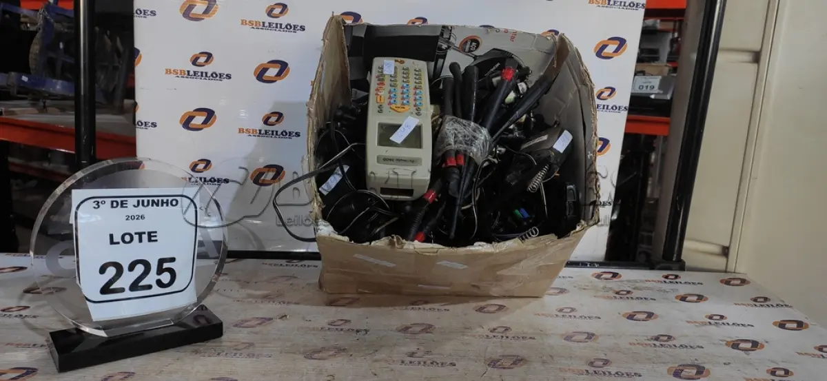 LOTE 225 - 01 LOTE COM GRANDE QUANTIDADE DE ANTENAS E PEÇAS PARA RÁDIOS COMUNICADORES. (NO ESTADO) ATENÇÃO! FAZER A VISITAÇÃO ANTES DE ARREMATAR, NÃO SABEMOS SE FUNCIONA, LEILÃO NÃO TEM GARANTIA E NEM DEVOLUÇÃO, SUJEITO A POSSÍVEIS AVARIAS VISÍVEIS/OCULTAS E/OU AUSÊNCIA DE COMPONENTES.