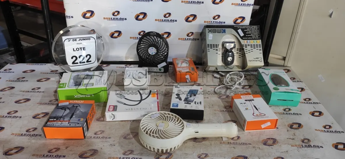 LOTE 222 - 01 LOTE COM VÁRIOS CARREGADORES, FONES DE OUVIDO E 01 CÂMERA. (NO ESTADO) ATENÇÃO! FAZER A VISITAÇÃO ANTES DE ARREMATAR, NÃO SABEMOS SE FUNCIONA, LEILÃO NÃO TEM GARANTIA E NEM DEVOLUÇÃO, SUJEITO A POSSÍVEIS AVARIAS VISÍVEIS/OCULTAS E/OU AUSÊNCIA DE COMPONENTES.