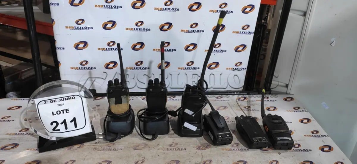 LOTE 211 - 06 RÁDIOS COMUNICADORES MARCA BAOFENG COM 03 BASES DE CARREGADOR. (NO ESTADO) ATENÇÃO! FAZER A VISITAÇÃO ANTES DE ARREMATAR, NÃO SABEMOS SE FUNCIONA, LEILÃO NÃO TEM GARANTIA E NEM DEVOLUÇÃO, SUJEITO A POSSÍVEIS AVARIAS VISÍVEIS/OCULTAS E/OU AUSÊNCIA DE COMPONENTES.