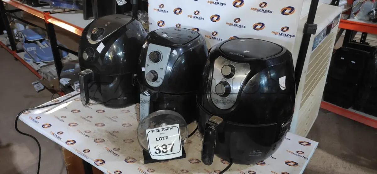LOTE 337 - 03 AIR FRYERS DE MARCAS E MODELOS DIVERSOS. (NO ESTADO) ATENÇÃO! FAZER A VISITAÇÃO ANTES DE ARREMATAR, NÃO SABEMOS SE FUNCIONA, LEILÃO NÃO TEM GARANTIA E NEM DEVOLUÇÃO, SUJEITO A POSSÍVEIS AVARIAS VISÍVEIS/OCULTAS E/OU AUSÊNCIA DE COMPONENTES.