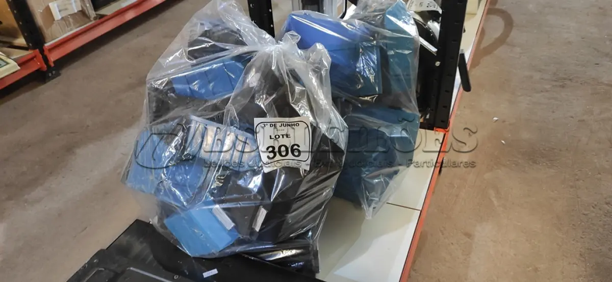 LOTE 306 - 01 LOTE COM GRANDE QUANTIDADE DE CAIXAS DE PLÁSTICO ORGANIZADORAS DE PARAFUSOS. (NO ESTADO) ATENÇÃO! FAZER A VISITAÇÃO ANTES DE ARREMATAR, NÃO SABEMOS SE FUNCIONA, LEILÃO NÃO TEM GARANTIA E NEM DEVOLUÇÃO, SUJEITO A POSSÍVEIS AVARIAS VISÍVEIS/OCULTAS E/OU AUSÊNCIA DE COMPONENTES.